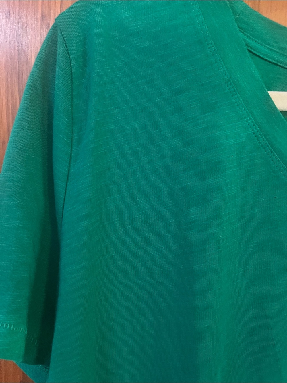 Maurices V-Neck Tee in Emerald Green NWT 1x - Picture 3 of 4